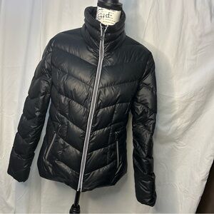 Guess Woman’s Down Filled Light Weight Puffer Jacket Black Full Zip Packable